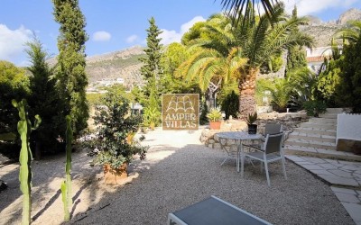 Lovely, cosy villa with a beautiful garden.